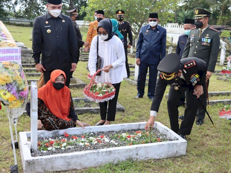 Kapolres Takalar AKBP Gotam Hidayat tabur bunga di TMP Polongbangkeng Takalar. (Ist)