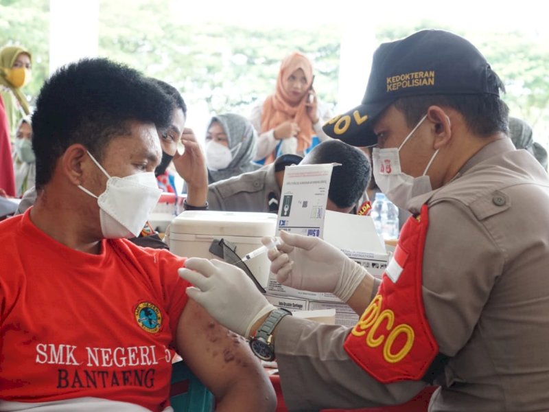 Suasana vaksinasi di Pantai Seruni Bantaeng. (Ist)