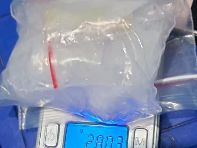 Satnarkoba Polrestabes Makassar sita barang bukti sabu yang disembunyikan terduga pelaku di dalam bola lampu. (Ist).