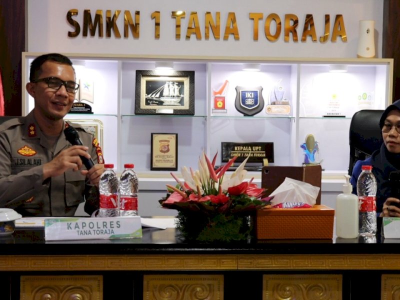 Kapolres Tator AKBP Juara Silalahi sosialisasi kamtibmas di SMKN 1 Tator melalui live streaming. (Ist)
