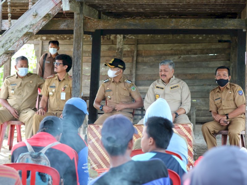 Bupati Pinrang Irwan Hamid mendengarkan keluhan para petani. (Ist)
