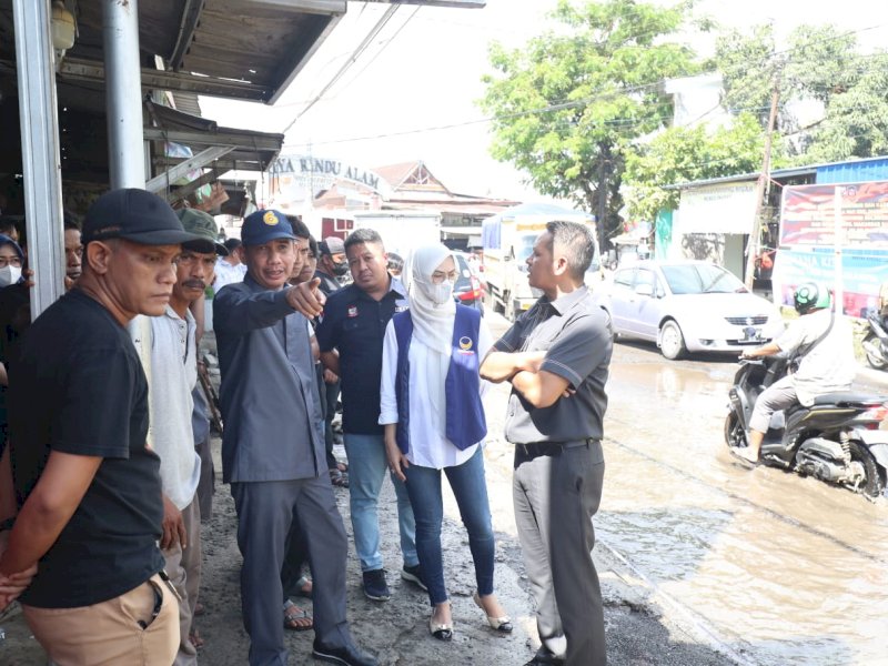 Ketua DPRD Makassar Rudianto Lallo bersama politisi Partai NasDem tinjau jalan rusak di Antang. (Ist)