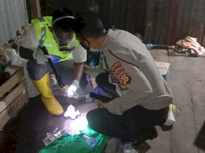 Polisi lakukan olah TKP di rumah almarhum di Pattallassang, Gowa. (Ist)