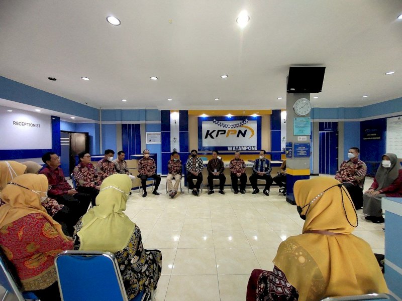 Kepala KPPN Watampone Djoko Julianto lakukan briefing. (Ist)