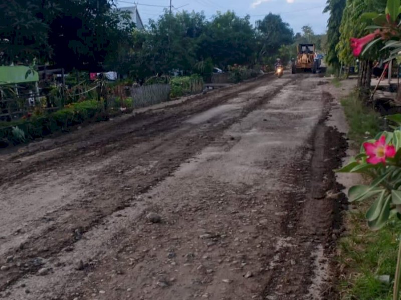 Pengerjaan Jalan Salaonro-Ulugalung di Jalan Poros Provinsi di Wajo. (Ist)