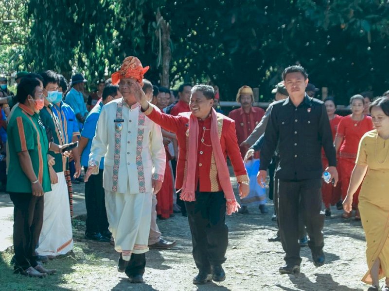 Bupati Torut Yohanis Bassang menyapa warga. (Ist)