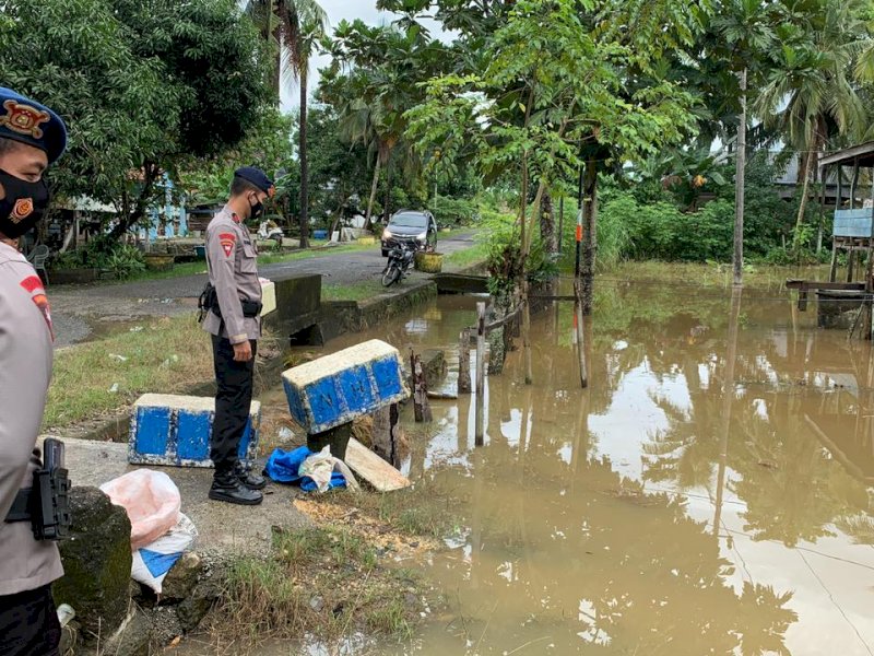Batalyon C Pelopor menerjunkan Tim SAR untuk berpatroli sekaligus memantau banjir di Bone. (Ist)