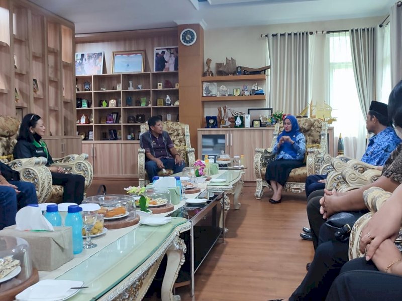 Bupati Lutra Indah Putri Indriani sambut kedatangan Kadis Kominfo SP Torut Johny Parubak, Jumat, 20/5/2022. (Ist)