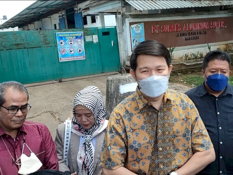 Ketua Komisi B DPRD Makassar Bidang Keuangan dan Perekonomian, Eric Horas saat mengunjungi pengusaha di PT KIMA. (Ist)