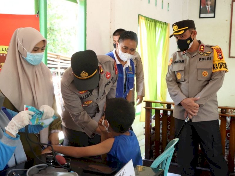 Kapolres Takalar AKBP Gotam Hidayat pantau vaksinasi. (Ist)