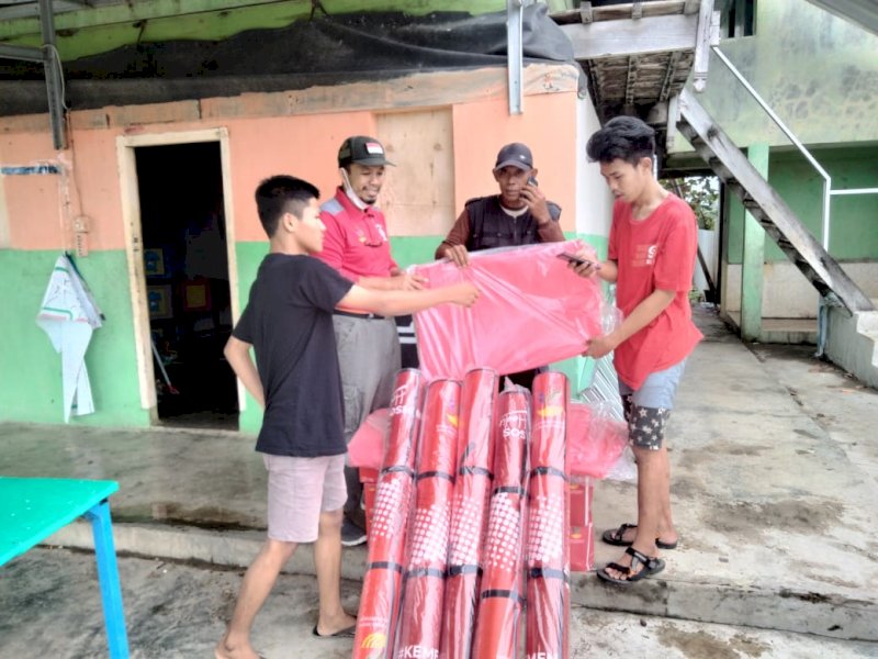 Penyaluran bantuan untuk korban angin kencang di Wajo. (Ist)