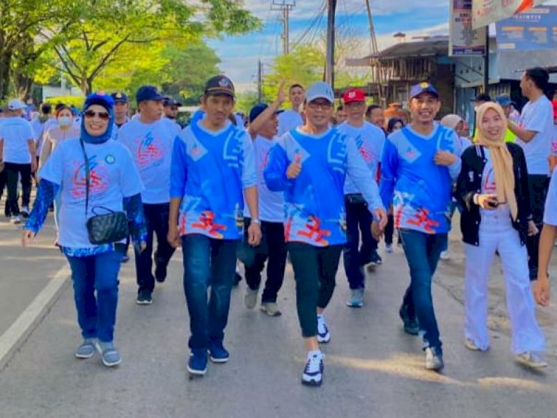 Ketua Umum IKA SMAN 6 Makassar Rudianto Lallo bersama Wali Kota Makassar Danny Pomanto dalam jalan santai. (Ist)