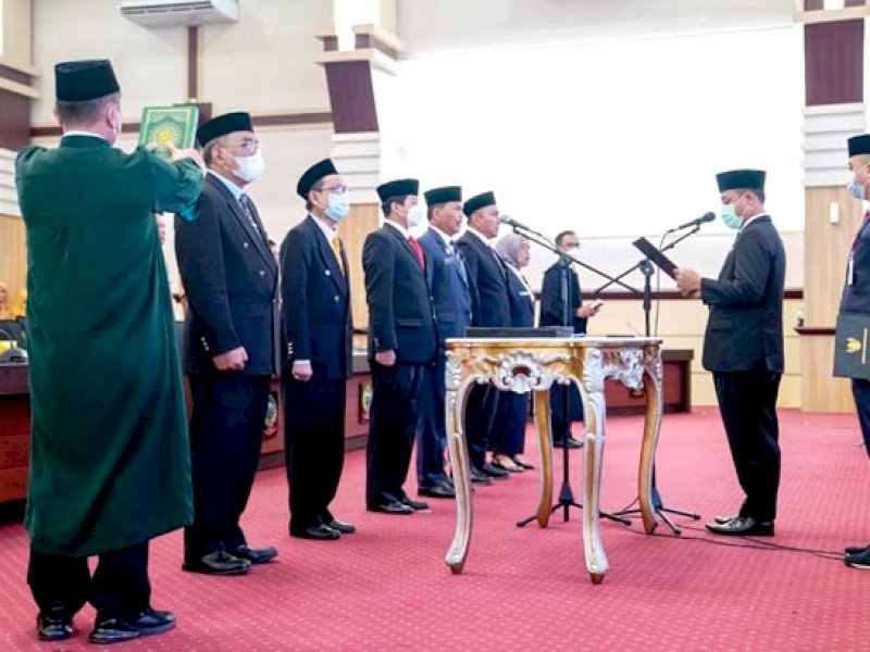 Gubernur Sulsel Andi Sudirman Sulaiman  melantik sejumlah pejabat eselon II. 

