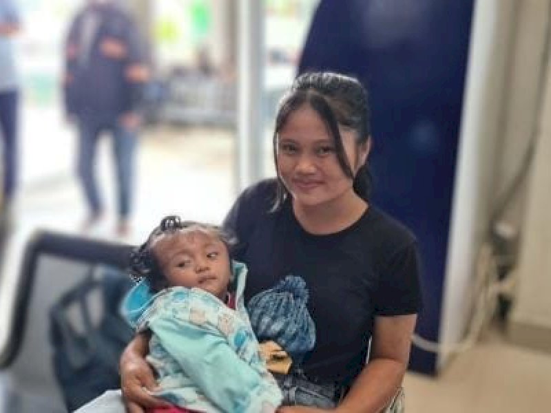 Lasmi Yanti Lamba 22 tahun merupakan seorang ibu rumah tangga yang berasal dari Desa Ampang Batu, Kecamatan Rindingallo, Kabupaten Toraja Utara