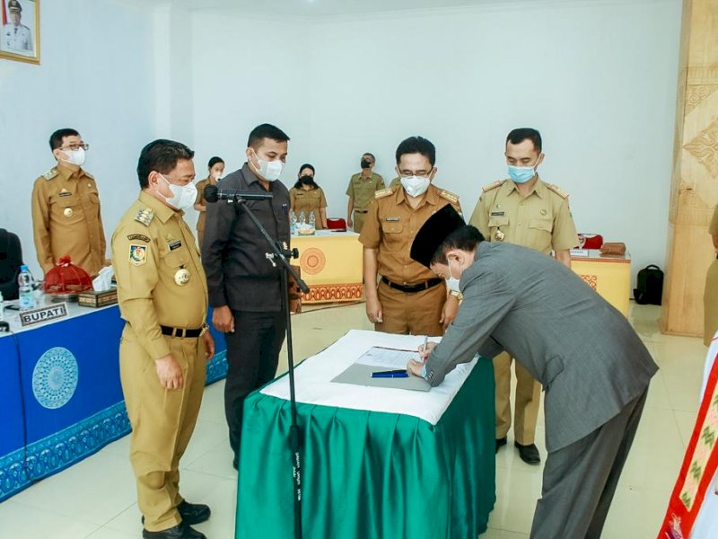 Bupati Torut Yohanis Bassang lantik Sekda Torut Salvius Pasang. (Ist)