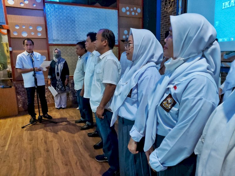 Ketua IKA SMA 6 Makassar Rudianto Lallo melantik pengurus alumni angkatan 1992. (Ist)