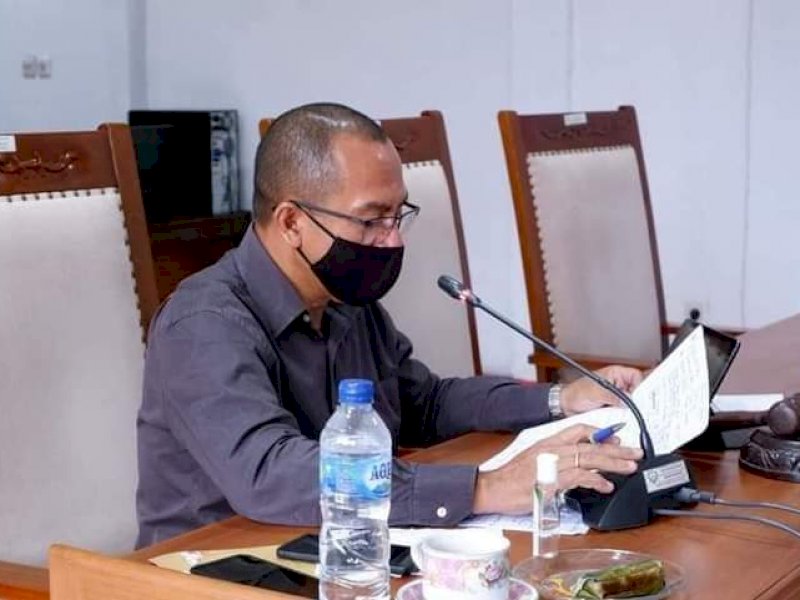 Wakil Ketua Komisi II DPRD Maluku Tenggara, Esebius Utha Savsavubun.