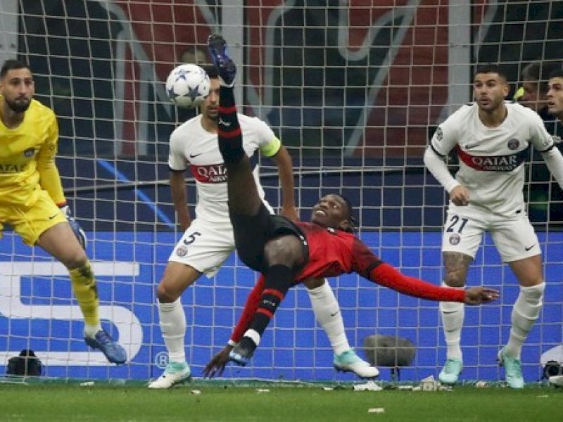 Pemain AC Milan melakukan tendangan saldo ke gawang PSG. (int)