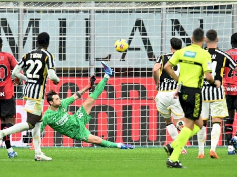 Pemain Juventus menjebol gawang AC Milan. (int) 