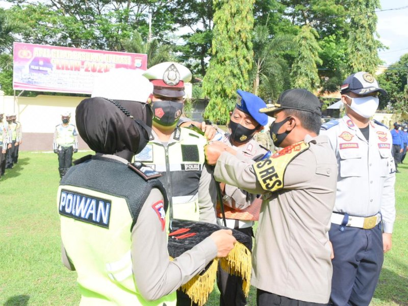 Polres Bulukumba melaksanakan Apel Gelar Pasukan &ldquo;Operasi Lilin 2020&rdquo; di lapangan Apel Mako Polres Bulukumba, Senin (21/12/2020).