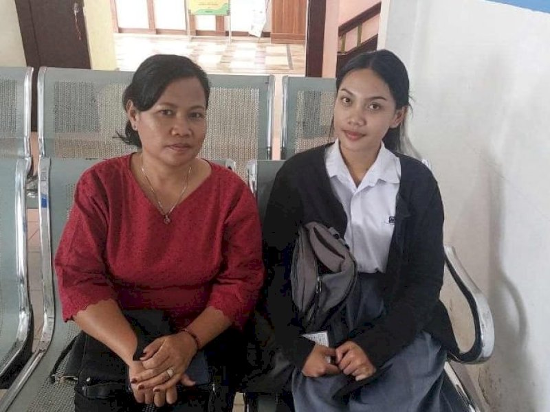 Lilya Natalya dan ibundanya Neli B Datu, saat menceritakan pengalaman proses pengobatannya
