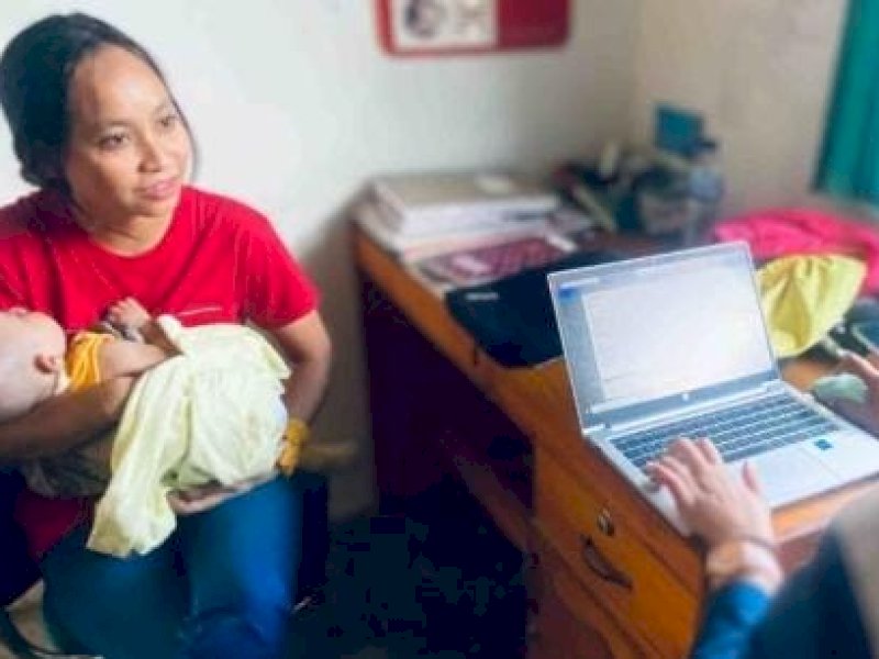 Litayanti saat mendengarkan penjelasan petugas BPJS Kesehatan Cabang Makale mengenai aplikasi JKN Mobile