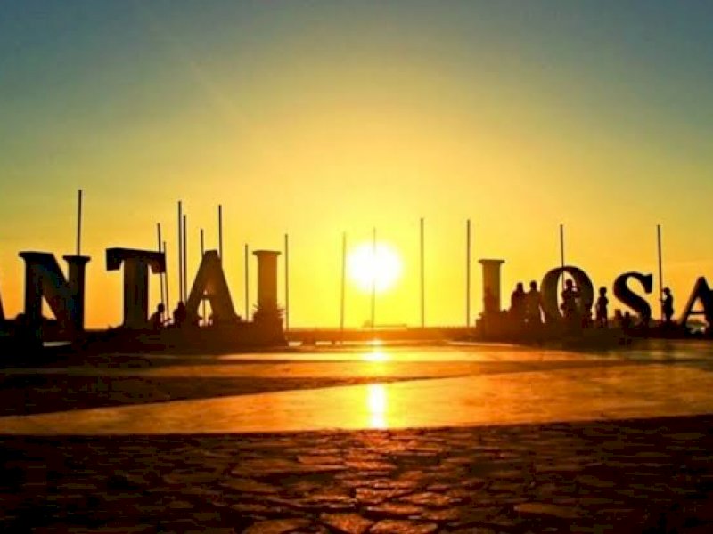 Pantai Losari ikut ditutup selama pembatasan jam malam di Makassar.