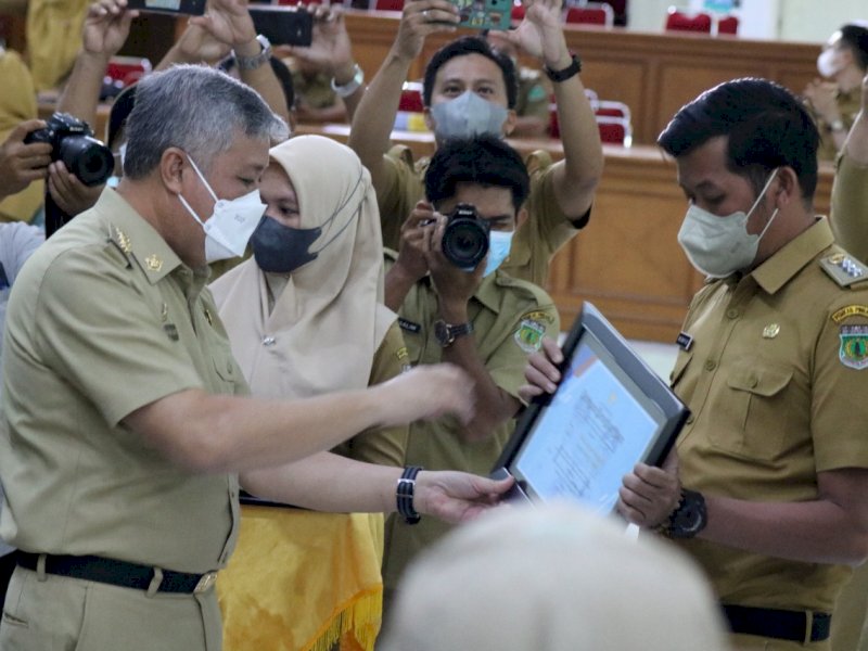 Bupati Pinrang Irwan Hamid memberikan penghargaan kepada Camat berprestasi terkait meningkatkan PAD dari sektor PBB P2 ini. (Ist)