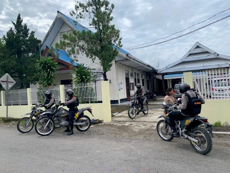 Personel Polres Bone melakukan patroli pengamanan gereja. (Ist)