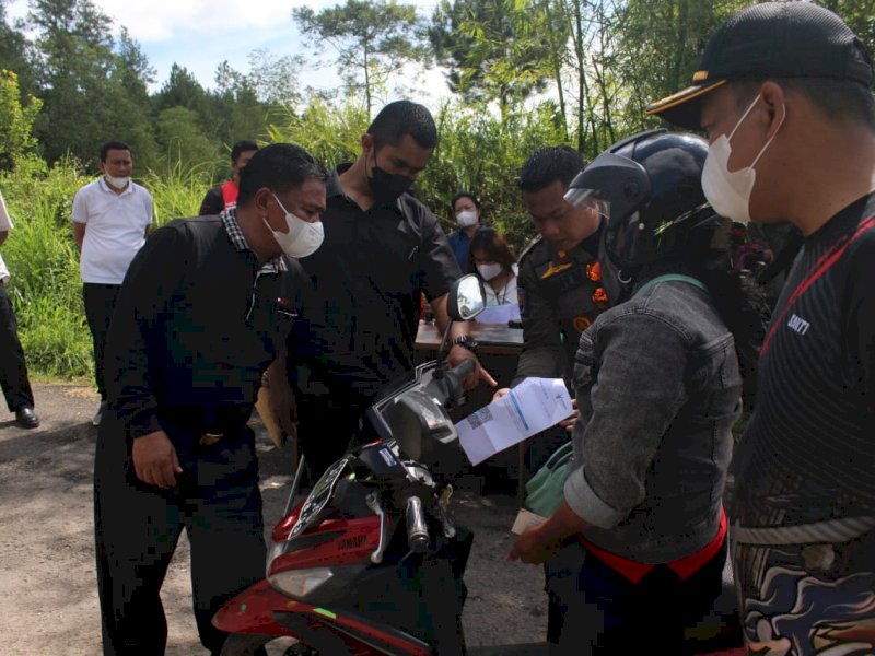 Bupati Torut Yohanis Bassang memantau vaksinasi ASN lingkup Pemkab Torut. (Ist)