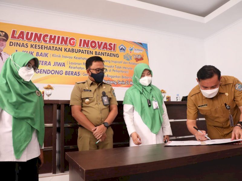 Bupati Bantaeng bersama Kepala BPJS Kesehatan Cabang Bulukumba, Andi Rismaniswati Syaiful.
(Ist)