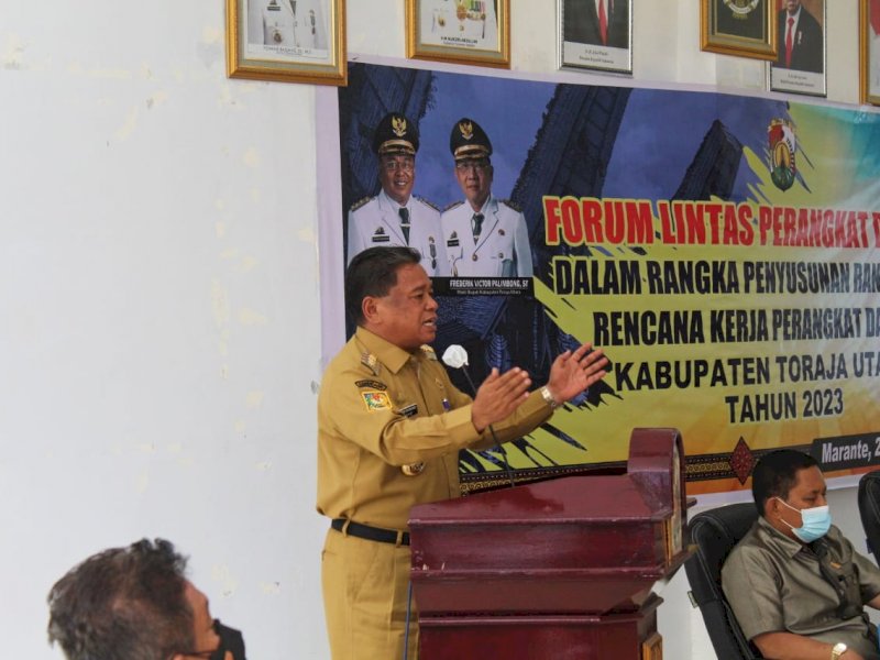 Bupati Torut Yohanis Bassang pimpin rapat. (Ist)