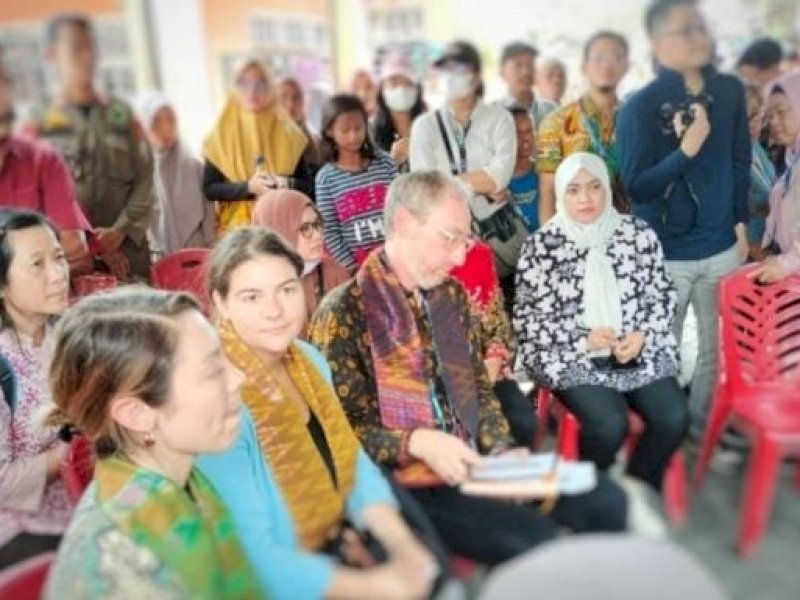Pejabat USAID meninjau IPAL di Jalan Banta-Bantaeng Lorong 8, RW 04, RT 07, Kelurahan Banta-Bantaeng, Kecamatan Rappocini, Kota Makassar. 