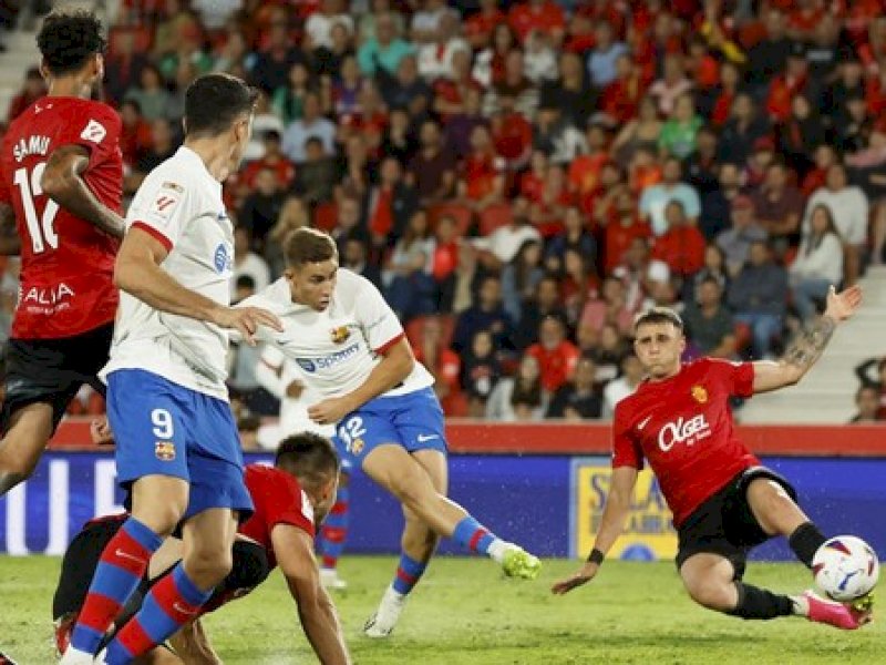 Pemain Barcelona melepas tembakan ke gawang Real Mallorca. (int) 