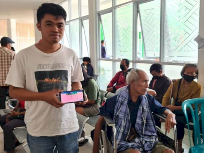 Marthen, memperlihatkan fitur yang sering digunakan pada aplikasi mobile JKN