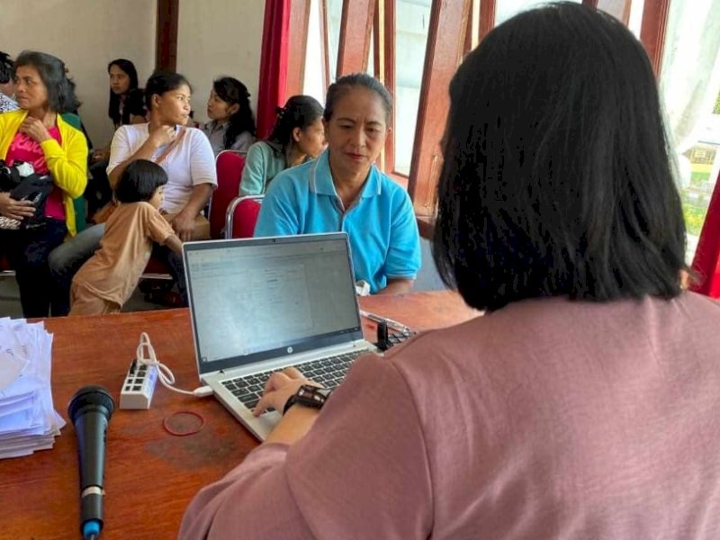 Marthina bercerita pengalamannya mendapatkan manfaat rogram JKN saat menjalani pengobatan.