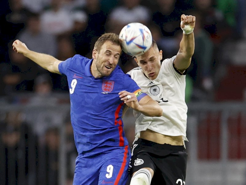 Pemain Jerman dan Inggris berduel bola udara. Laga tuntas 1-1.
