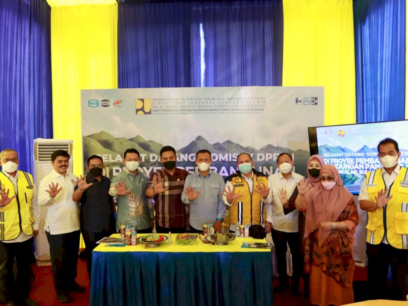 Komisi V DPR RI tinjau langsung pembangunan Bendungan Pammukulu. (Ist)