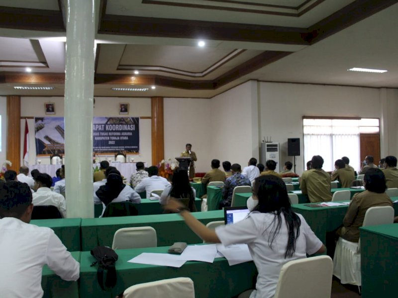 Bupati Toraja Utara Yohanis Bassang membuka rapat koordinasi gugus tugas reforma agraria. 
