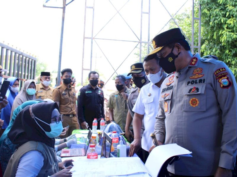 Bupati dan Sekda Takalar dampingi Kapolda Sulsel pantau vaksinasi massal. (Ist)