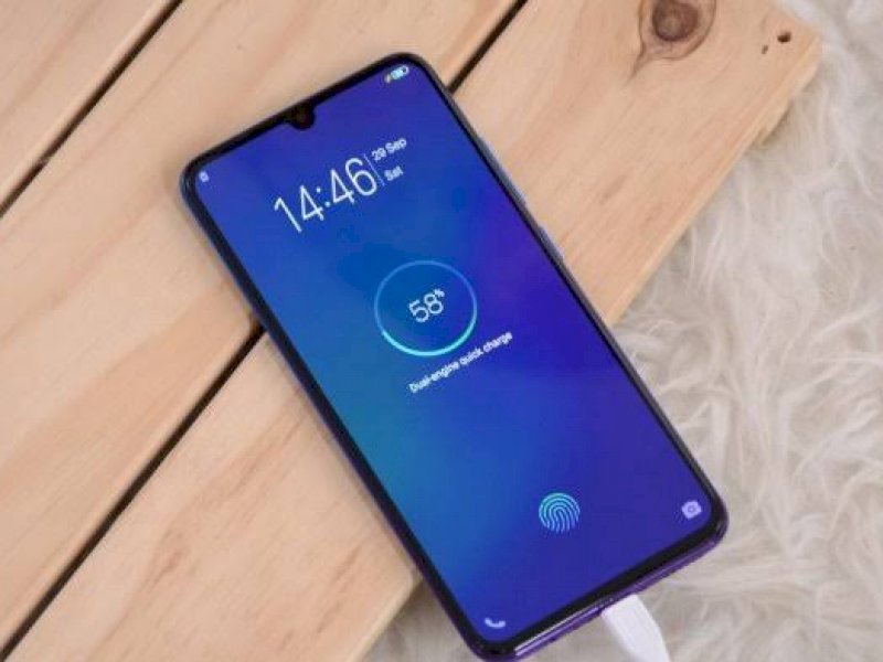 Foto ilustrasi pengisian daya smartphone. (Net)