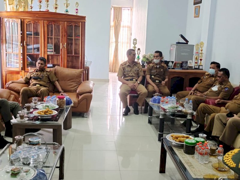 Kadis Perdagangan Sulsel Ashari Fakhsirie Radjamilo silaturahmi dengan Sekda Jeneponto Muh Arifin Nur dan Pejabat Pemkab Jeneponto. (Ist)