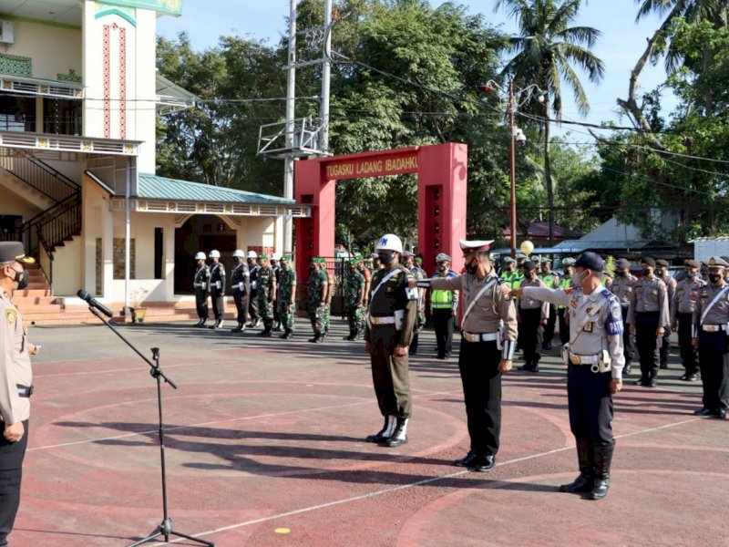 Kapolres Takalar AKBP Gotam Hidayat pimpin apel gelar pasukan operasi ketupat 2022. (Ist)