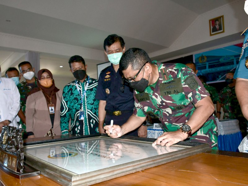 Danlantamal VI Laksma TNI Benny Sukanda melakukan penandatanganan pakta integritas. (Ist)