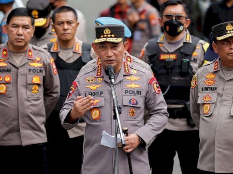 Kapolri Jenderal Listyo Sigit Prabowo memberi keterangan terkait bom bunuh diri di Mapolsek Astana Anyar.