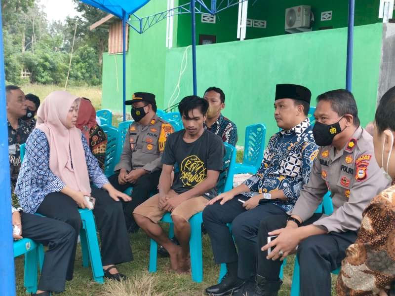 Bupati Ilham Azikin mendatangi rumah keluarga korban di Be'lang, Kelurahan Bonto Atu, Kabupaten Bantaeng, Kamis, (12/5/2022).