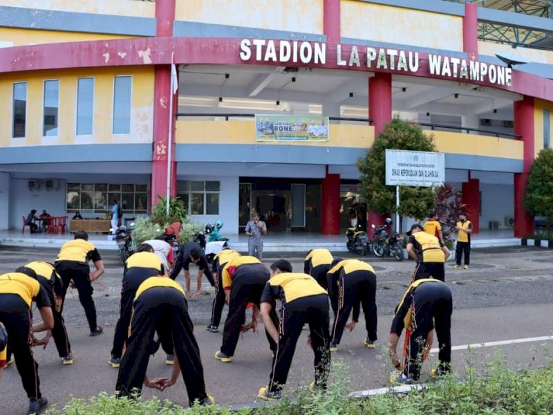 Personel Polres Bone dan Polsek jajaran melaksanakan tes kesamaptaan jasmani. (Ist)