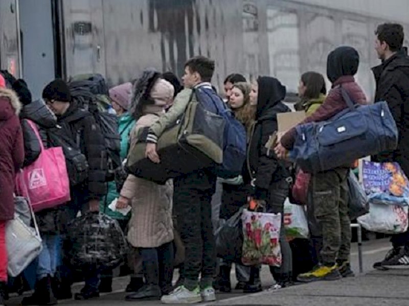 Warga Ukraina meninggalkan negaranya terkait invasi Rusia. (Int)