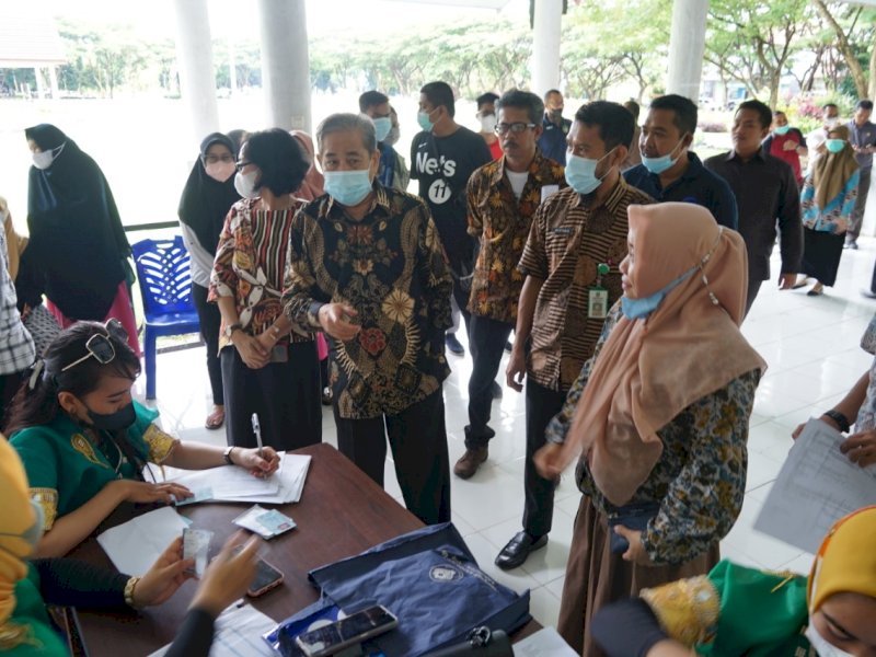 Bupati Sidrap Dollah Mando pantau vaksinasi booster bagi ASN. (Ist)