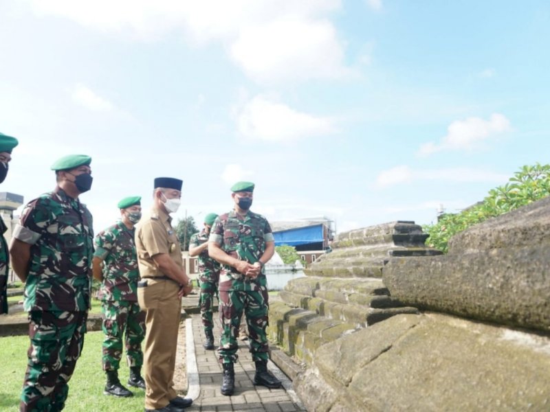 Wakil Bupati Gowa, H Abd Rauf Malaganni menerima sekaligus mendampingi Kasdam XIV Hasanuddin, Brigjen TNI Dany Budiyanto beserta jajaran ziarah ke Makam Sultan Hasanuddin. (Ist)